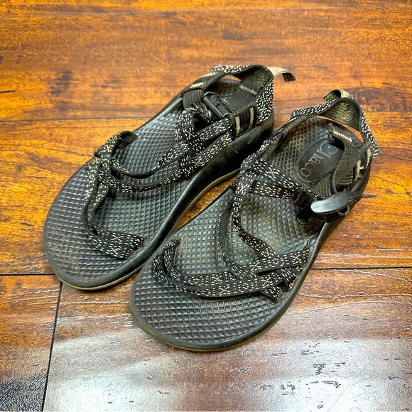 Kid’s unisex Chaco sandal size youth 1 black with speckle design - Picture 1 of 6